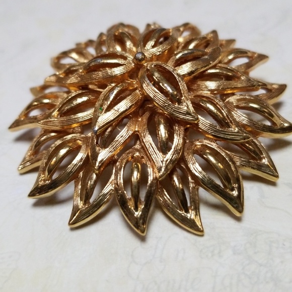 Vintage Signed Roget TM Large Gold Tone Metal Flower Brooch Pin - Picture 11 of 12